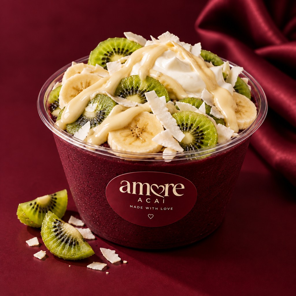 Kiwi Kiss mit Kiwi, Banane, Kokos, griechischem Joghurt und weißer Schokoladensauce